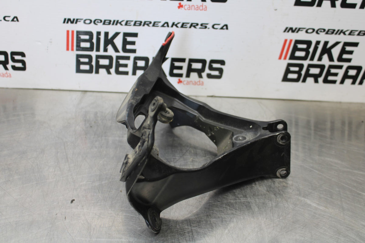 06-07 SUZUKI GSXR 600 UPPER FAIRING MIRROR GAUGES STAY BRACKET BB178