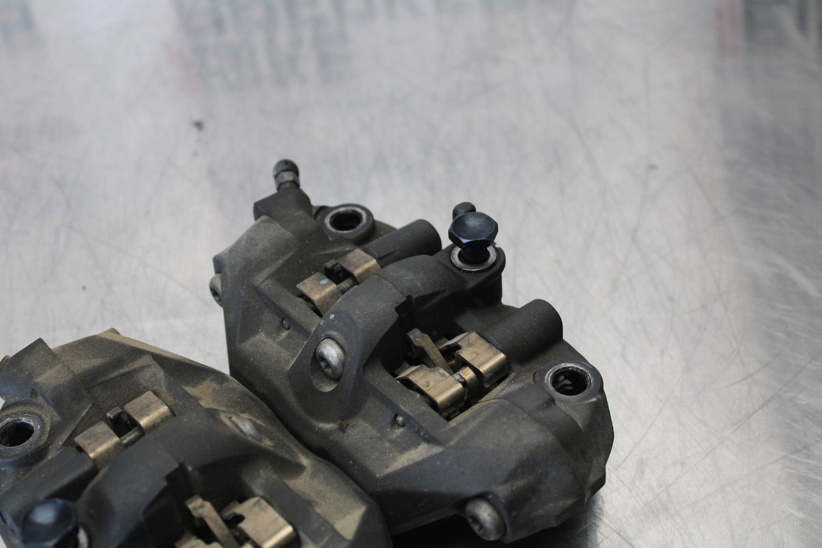 05-06 HONDA CBR600RR RIGHT LEFT FRONT BRAKE CALIPER SET PAIR CALIPERS BB149