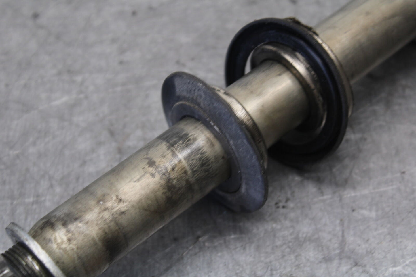 08-09 YAMAHA YZF R6S REAR AXLE BACK WHEEL RIM PIVOT BOLT AXEL  BB690