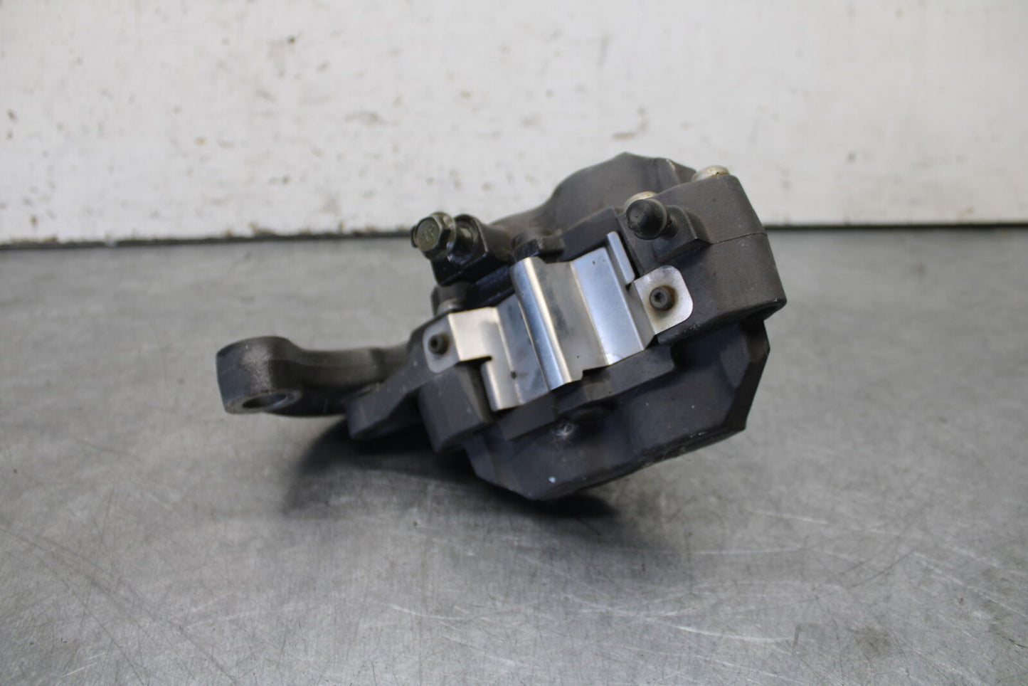 05-09 SUZUKI BOULEVARD C90 REAR BACK BRAKE CALIPER W MOUNT BRACKET BB692