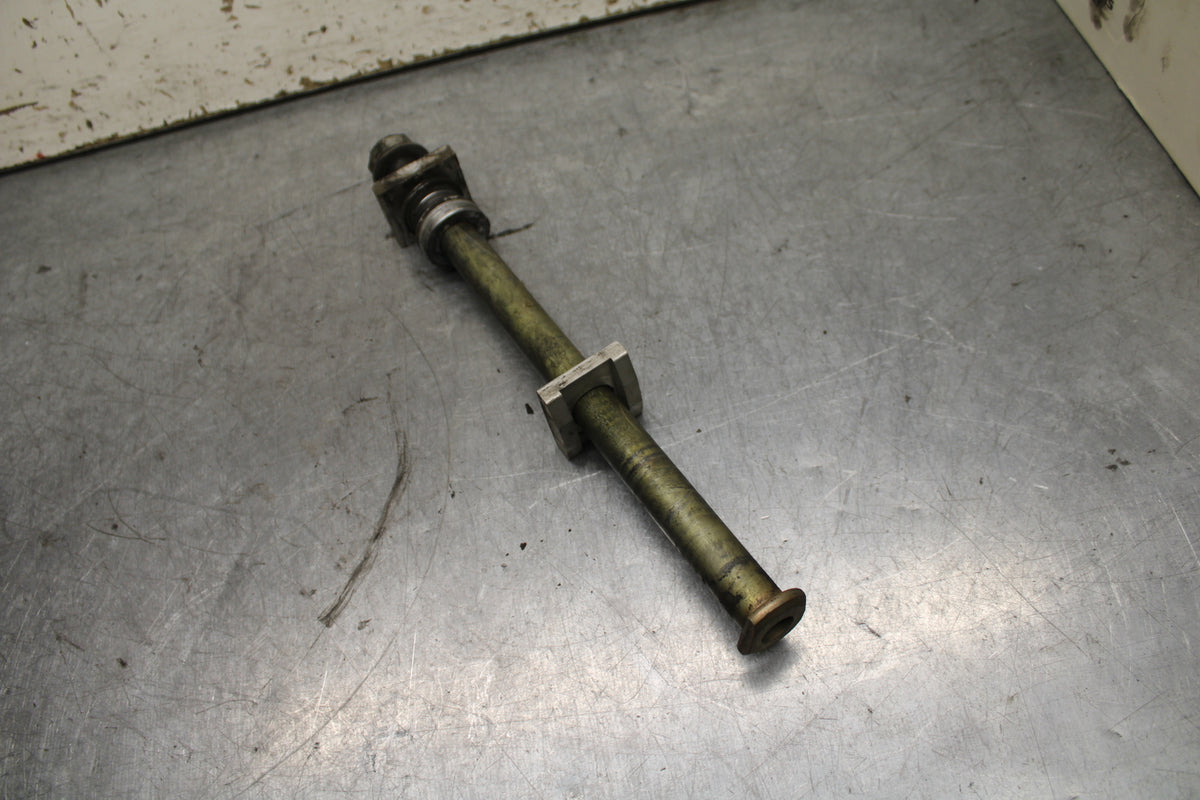 03-04 TRIUMPH DAYTONA 600 REAR AXLE BACK WHEEL RIM PIVOT BOLT AXEL BB745