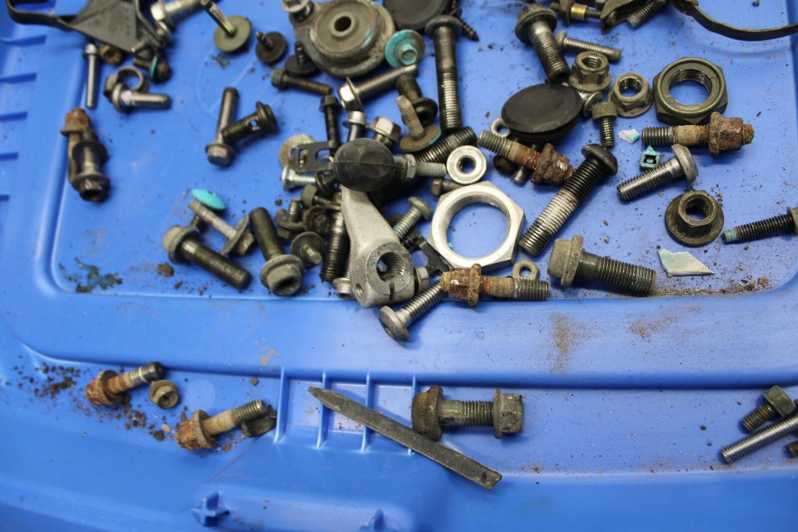 03-04 YAMAHA YZF R6  LEFTOVER MOUNTING BOLTS HARDWARE MOTOR SCREWS BB481