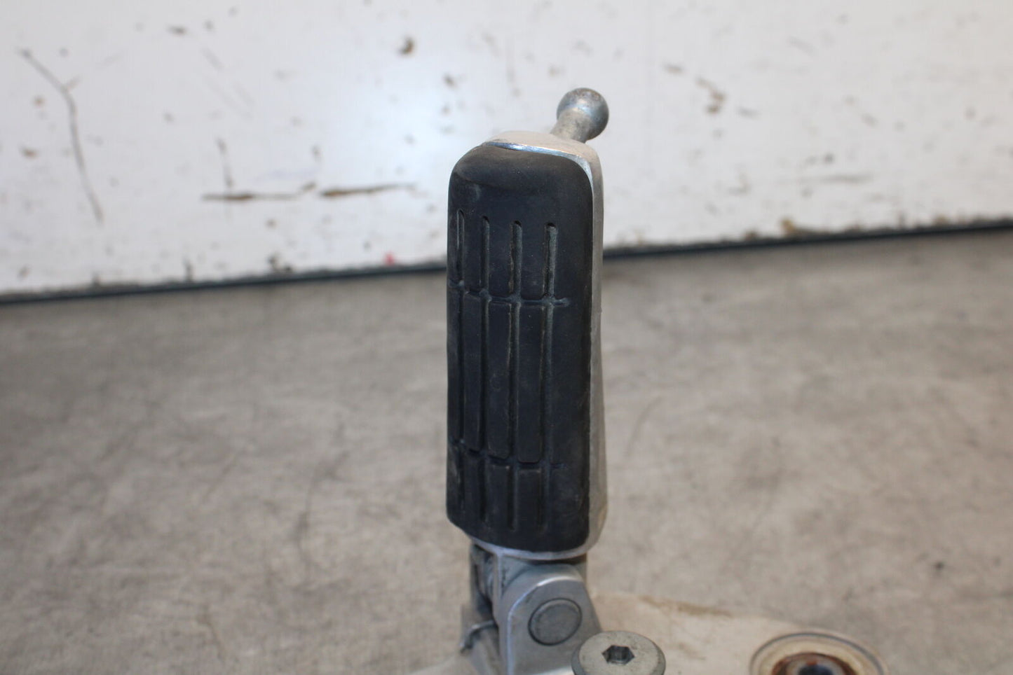 07-09 YAMAHA FZ6 LEFT REARSET REAR SET DRIVER FOOT PEG REST STOP BB713