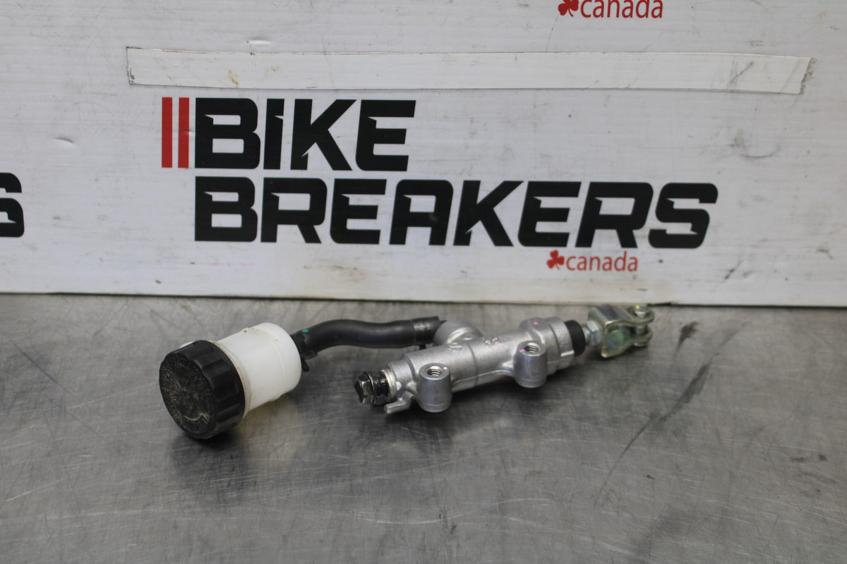 25 KAWASAKI Z900 REAR BACK BRAKE MASTER CYLINDER W RESERVOIR BB928