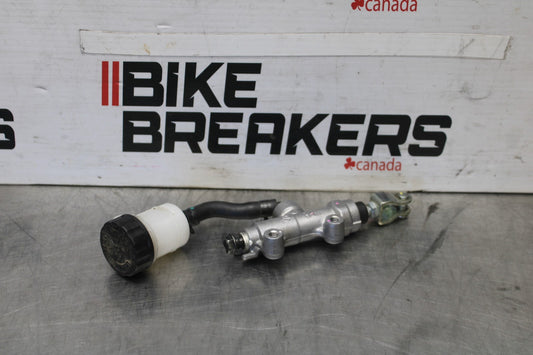 25 KAWASAKI Z900 REAR BACK BRAKE MASTER CYLINDER W RESERVOIR BB928