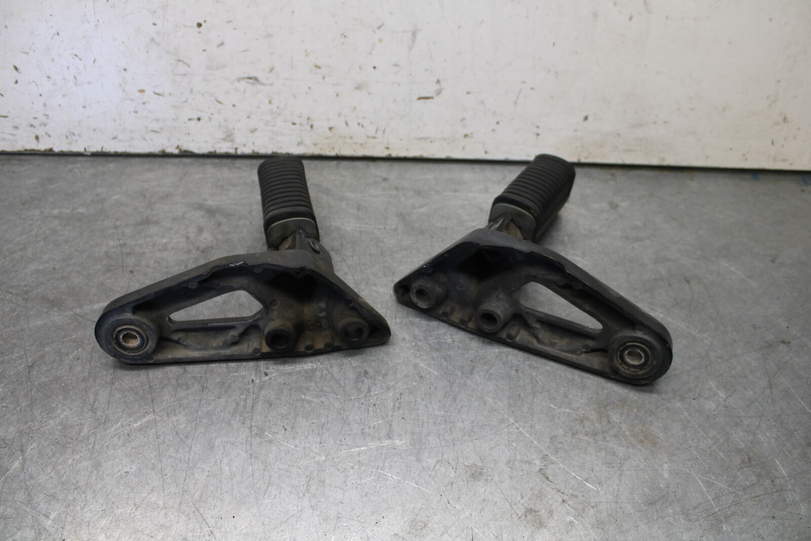 85-86 SUZUKI MADURA 1200 REAR PASSENGER FOOT STEP PEG  BB691