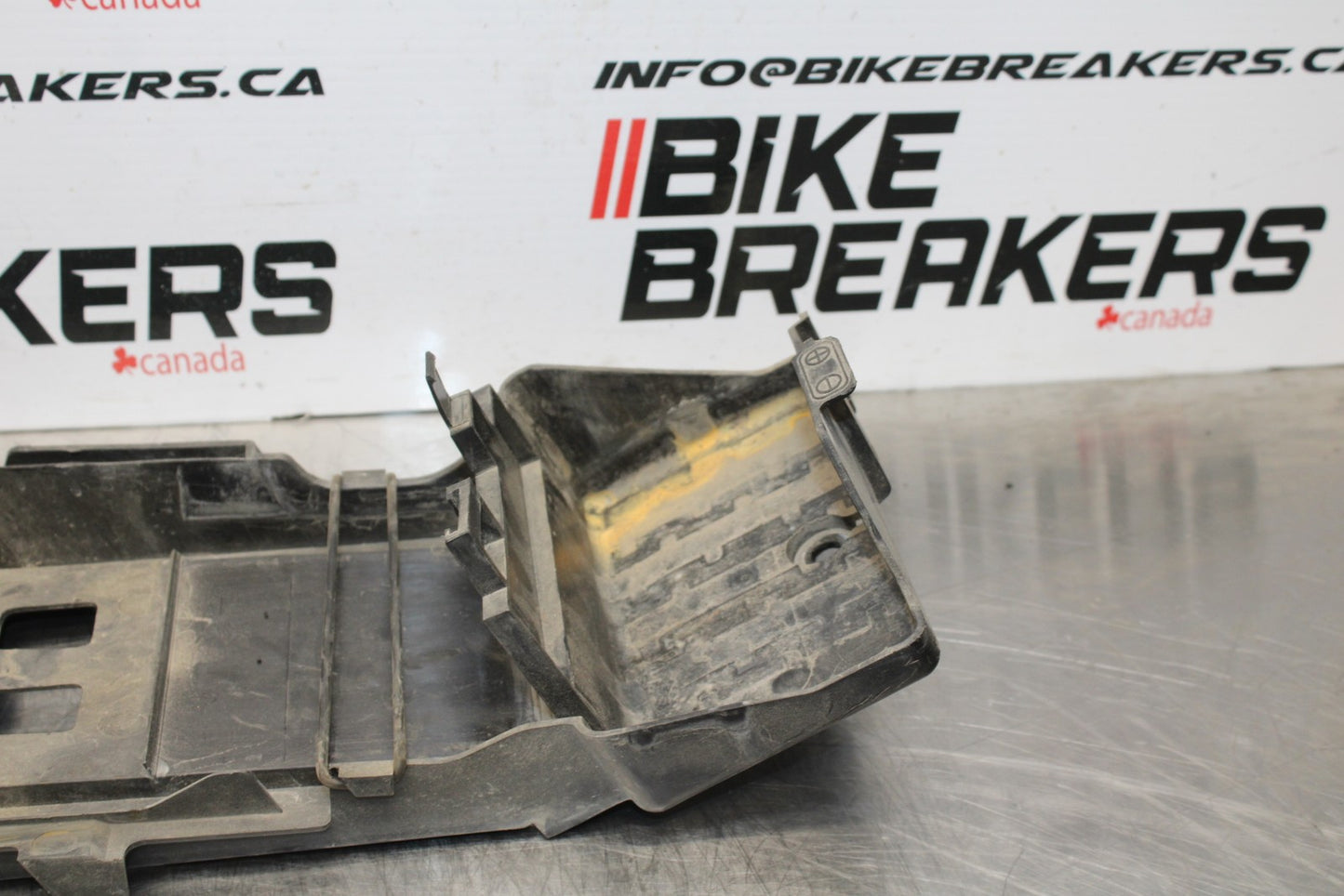 06-07 SUZUKI GSXR 600 REAR BACK TAIL UNDERTAIL BATTERY TRAY PLASTIC BB178