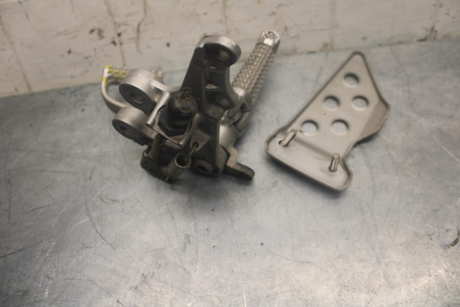 03-04 SUZUKI GSXR1000 RIGHT REARSET REAR SET DRIVER FOOT PEG REST STOP BB459