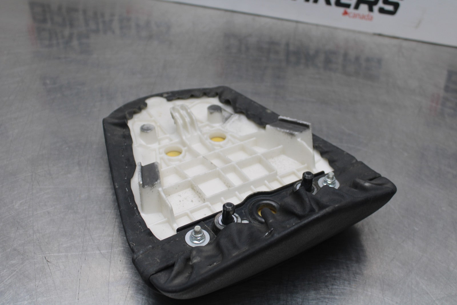 08 KAWASAKI NINJA ZX10R REAR BACK PASSENGER TANDEM SEAT PAD SADDLE PILLION BB201