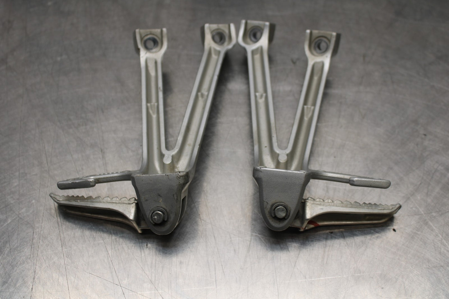 06-07 SUZUKI GSXR 600 REAR BACK PASSENGER PEG SET PAIR BB178