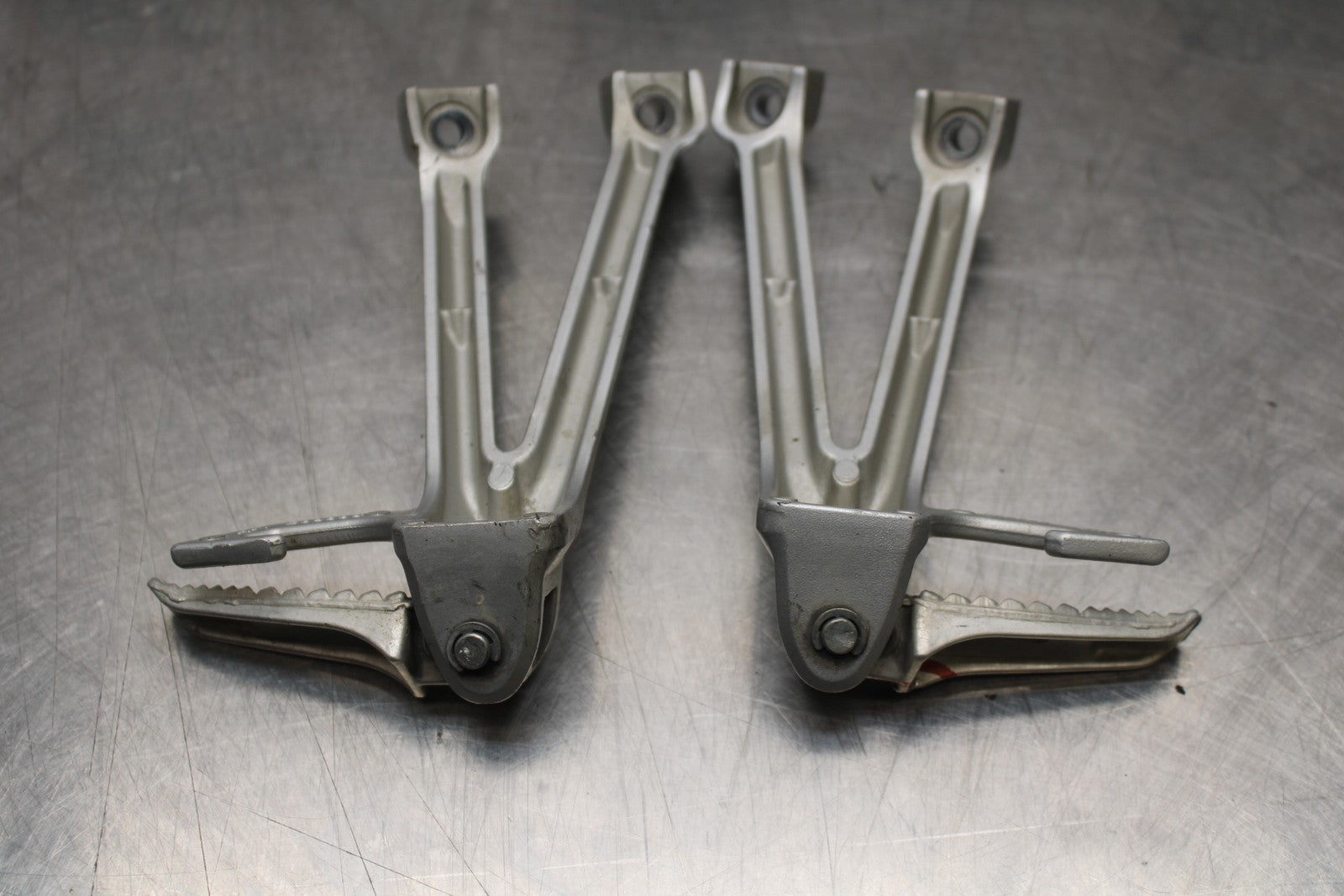 06-07 SUZUKI GSXR 600 REAR BACK PASSENGER PEG SET PAIR BB178