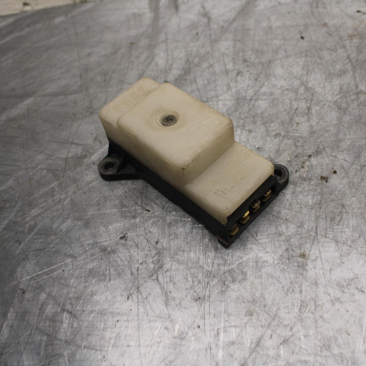 91-92 SUZUKI GSXR750 M  RELAY ASSEMBLY FUSE BOX BB493