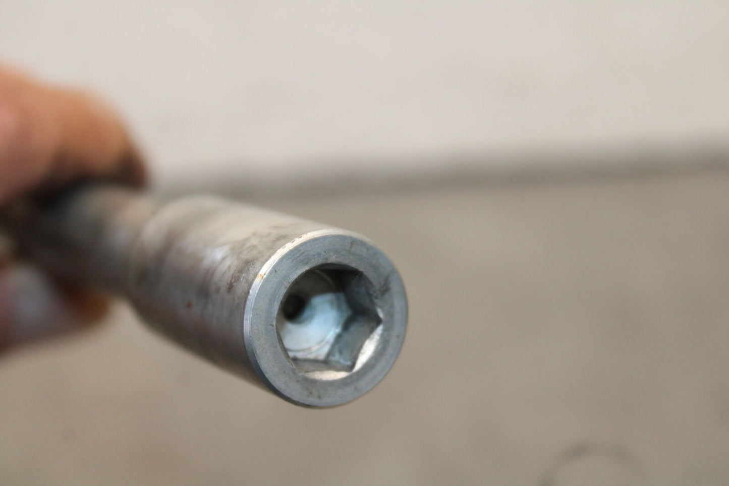 05-06 SUZUKI BOULEVARD M50 FRONT WHEEL RIM AXLE PIVOT BOLT BB671