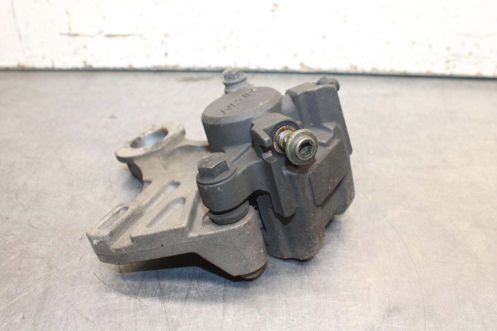 08-09 YAMAHA YZF R6S REAR BACK BRAKE CALIPER W MOUNT BRACKET BB114