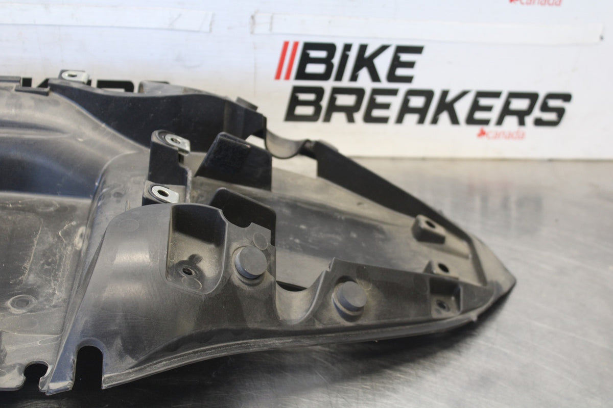 07-08 KAWASAKI NINJA ZX6R REAR BACK TAIL UNDERTAIL BATTERY TRAY PLASTIC BB937