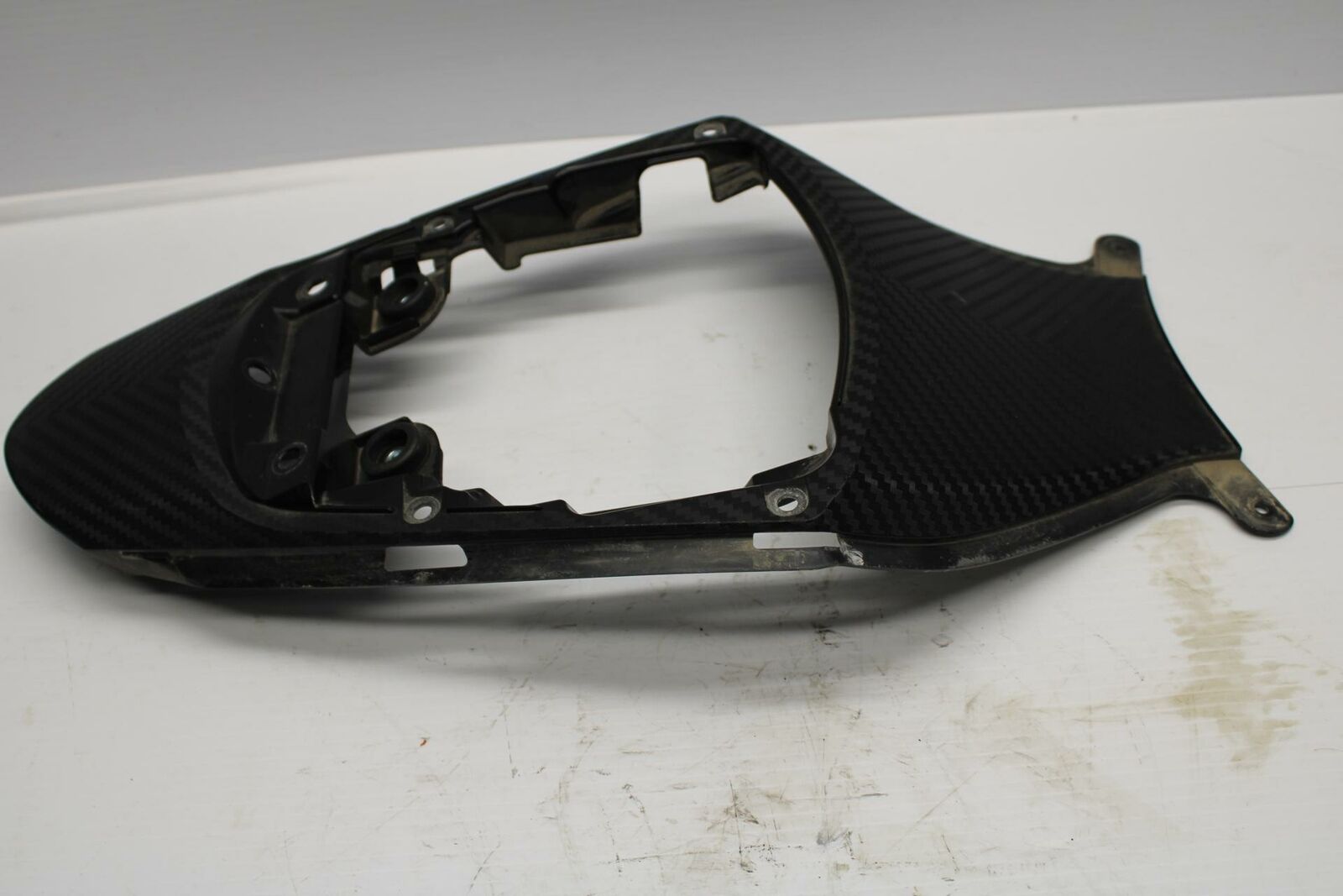 11-19 SUZUKI GSXR600 CENTER REAR BACK TAIL FAIRING COVER TRIM COWL BB 241
