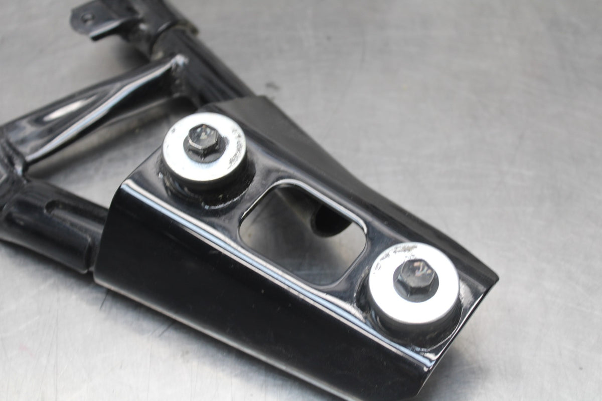15 SUZUKI BOULEVARD C50 MUFFLER EXHAUST PIPE BRACKET MOUNT BB775