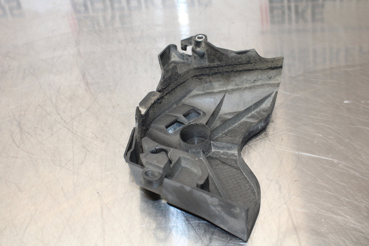 23 YAMAHA YZF R3 ENGINE SPROCKET COVER BB147