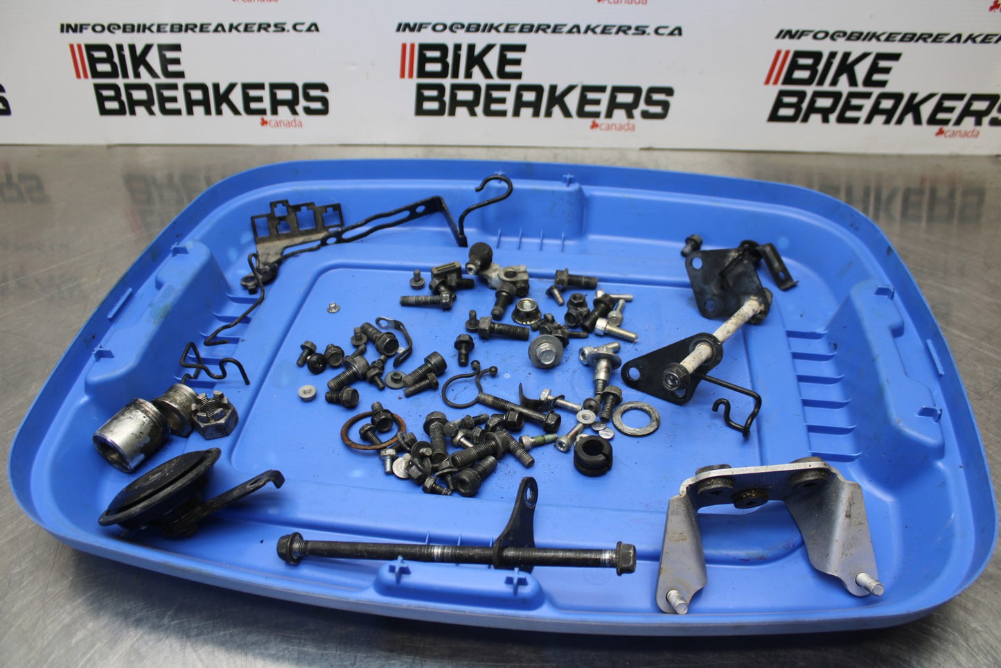 08 KAWASAKI VULCAN 900 MOUNTING BOLTS HARDWARE MOTOR SCREWS BB184