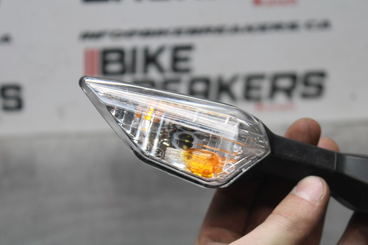 18-26 KAWASAKI Z400 FRONT LEFT RIGHT TURN SIGNALS LIGHT INDICATORS BB852
