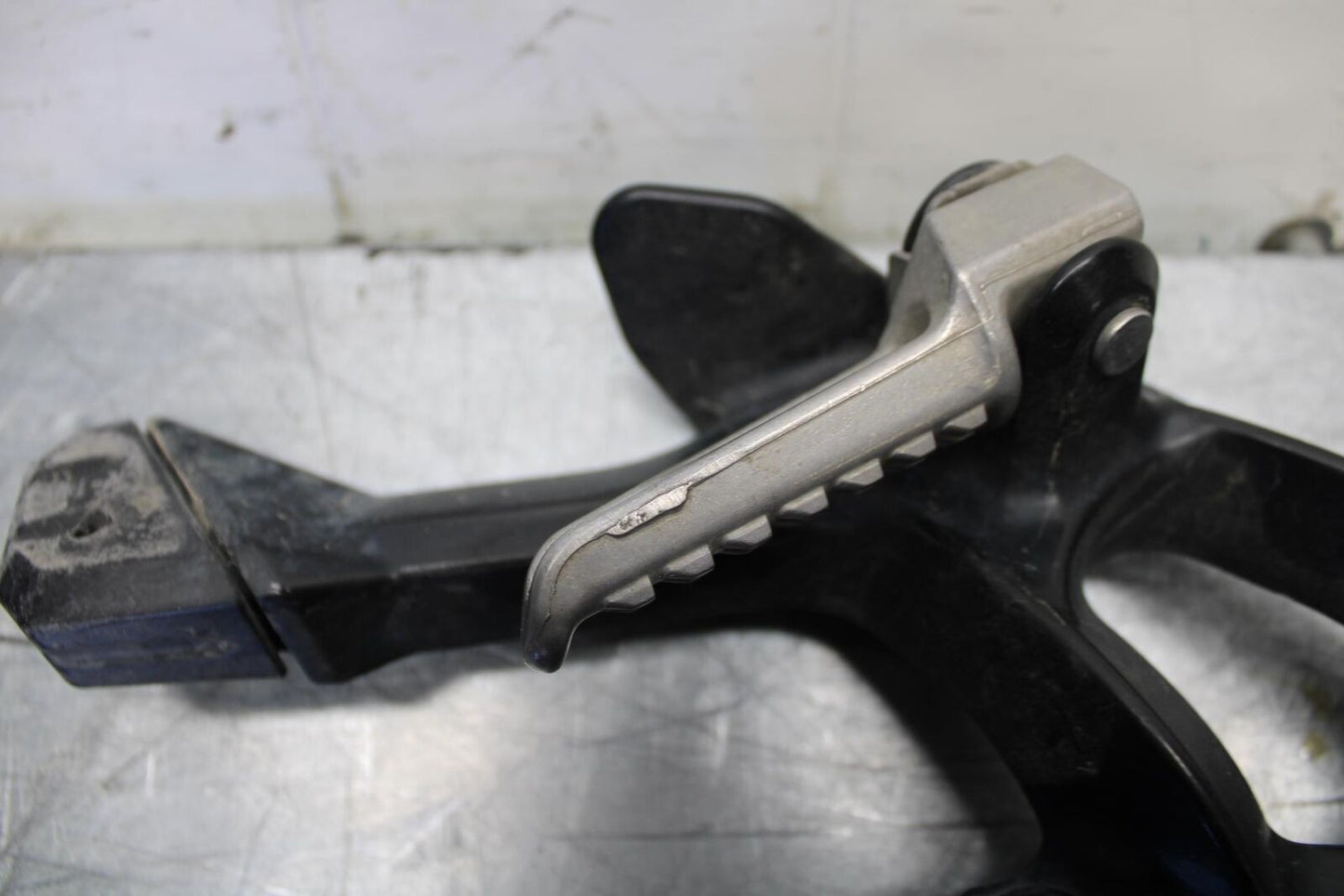 07-08 KAWASAKI CONCOURS 1400 ABS REAR BACK PASSENGER PEG SET PAIR BB449