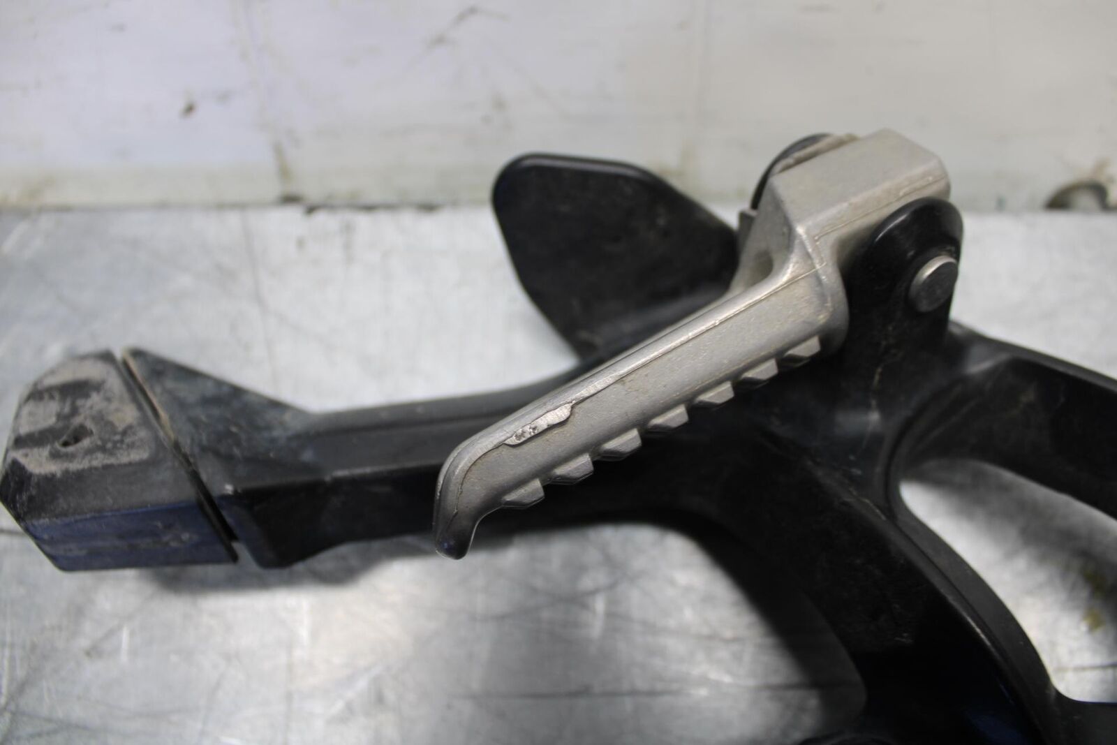 07-08 KAWASAKI CONCOURS 1400 ABS REAR BACK PASSENGER PEG SET PAIR BB449