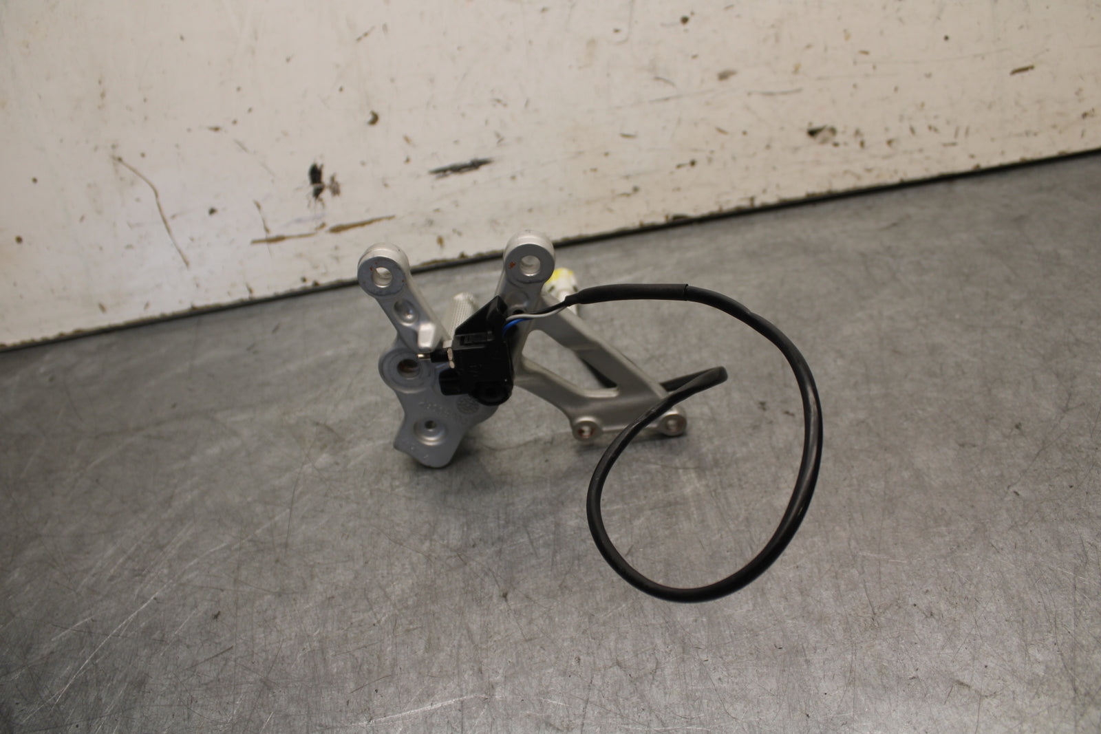 21-24 APRILIA RSV4 RIGHT REARSET REAR SET DRIVER FOOT PEG REST STOP BB668