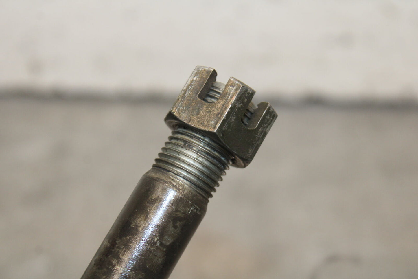 05-06 SUZUKI BOULEVARD M50 REAR AXLE BACK WHEEL RIM PIVOT BOLT AXEL BB671