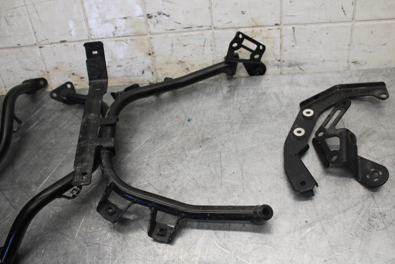 22 KTM 890 ADVENTURE   GAS TANK FUEL CELL PETROL RESERVOIR BRACKET MOUNT BB514