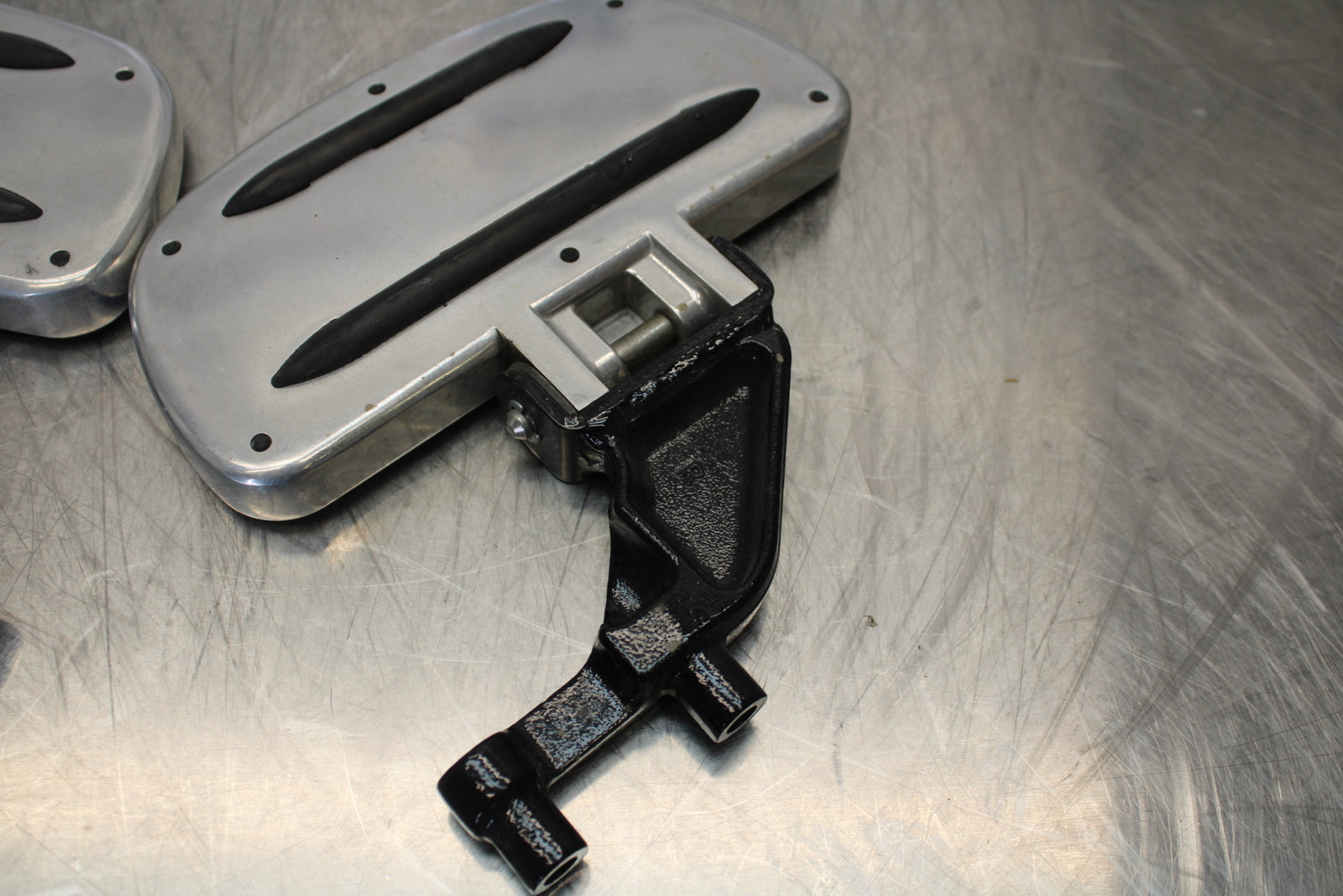 09 YAMAHA ROYAL STAR XVZ1300TF VENTURE REAR PASSENGER FOOT STEP PEG SET BB151