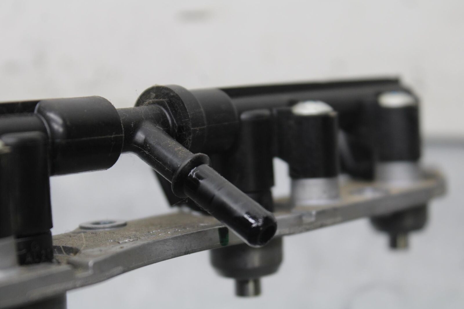 09-12 KAWASAKI NINJA ZX6R SECONDARY FUEL INJECTORS TOP AIRBOX GAS RAIL BB640