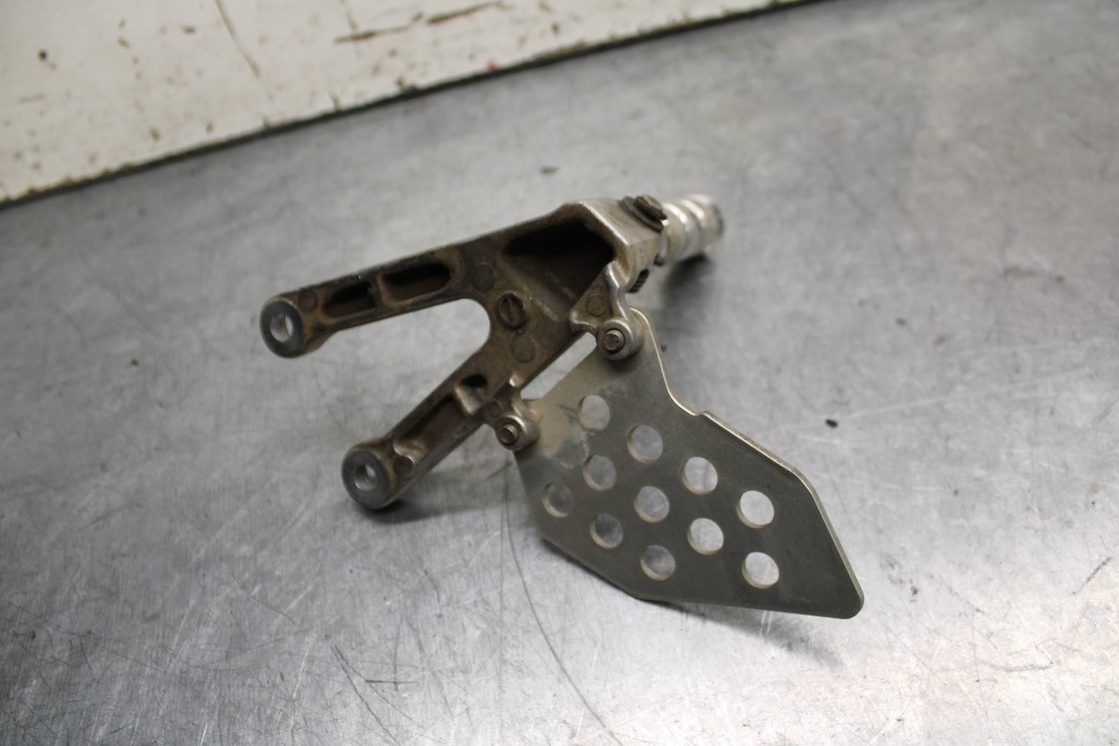 05-06 HONDA CBR600RR LEFT REARSET REAR SET DRIVER FOOT PEG REST STOP BB739