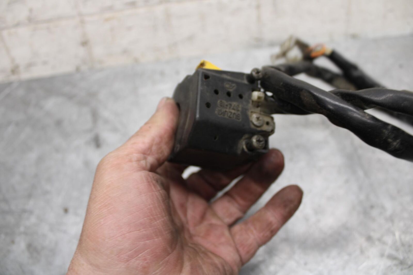 1993 Suzuki GSXR1100W LEFT CLIP ON HANDLE HORN SIGNALS SWITCH CHOKE BB46