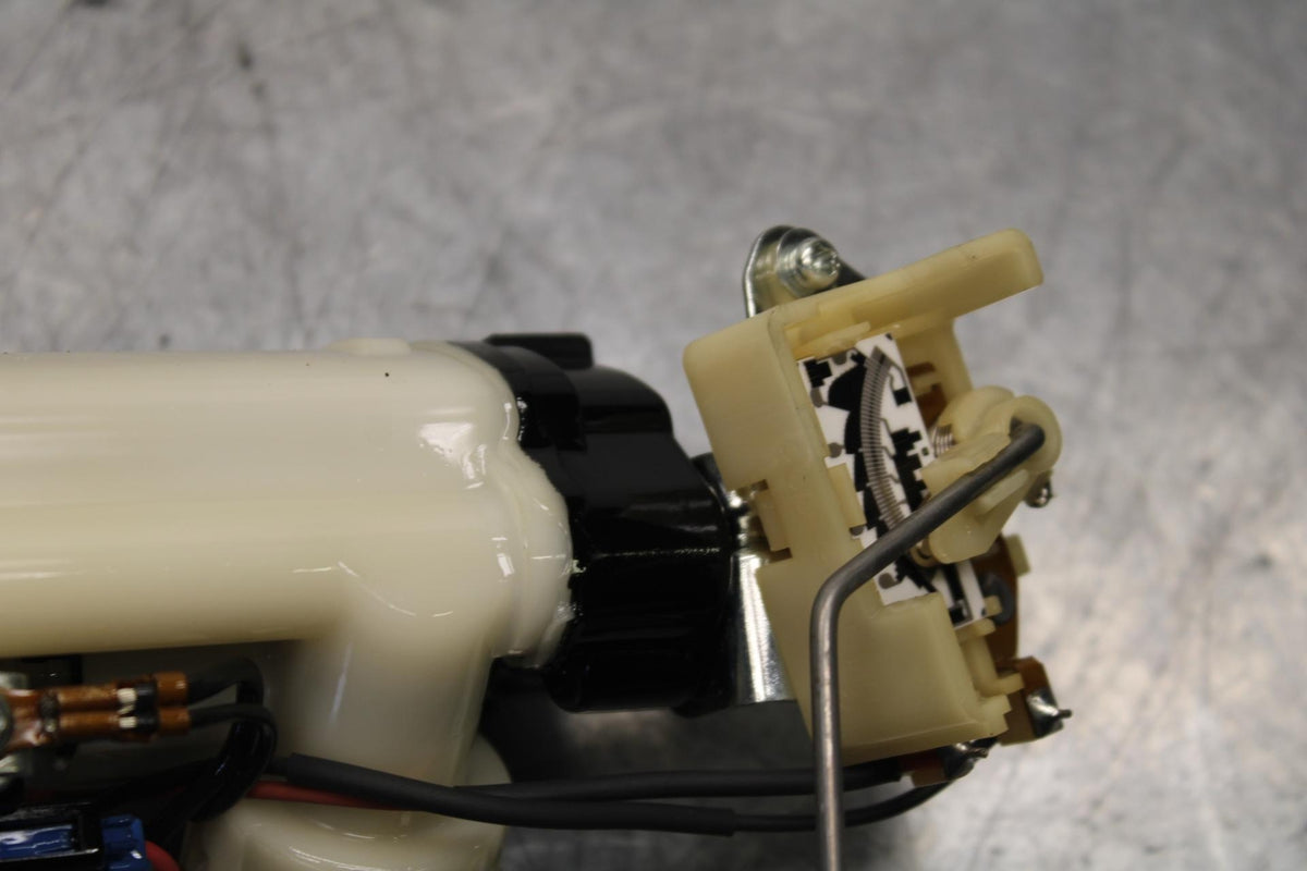 06-07 SUZUKI GSXR750 FUEL PUMP GAS PETROL SENDER UNIT 15100-01H00 BB613