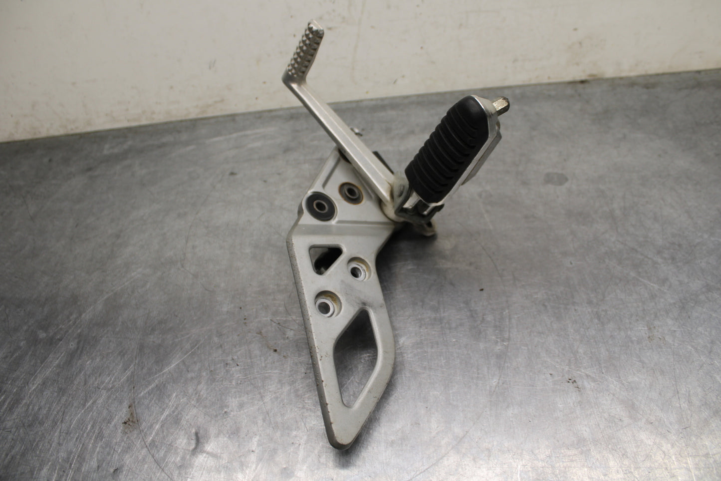 13-16 SUZUKI BANDIT 1250S ABS RIGHT REARSET DRIVER FOOT PEG REST STOP BB134
