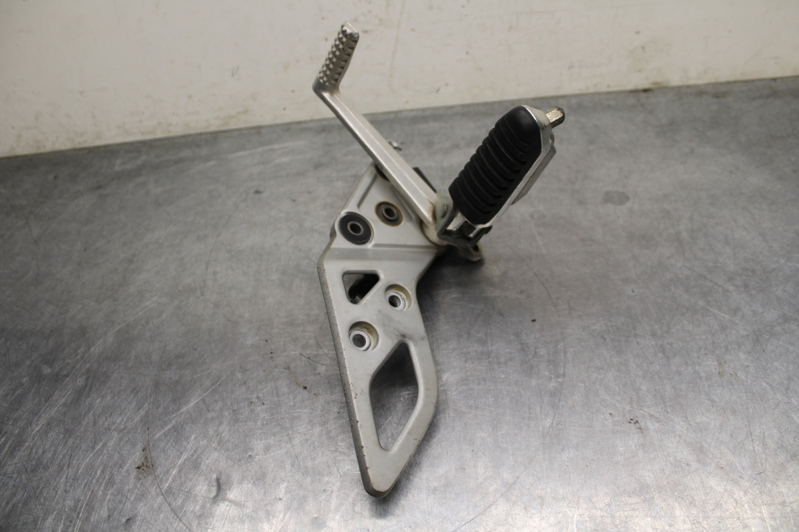 13-16 SUZUKI BANDIT 1250S ABS RIGHT REARSET DRIVER FOOT PEG REST STOP BB134