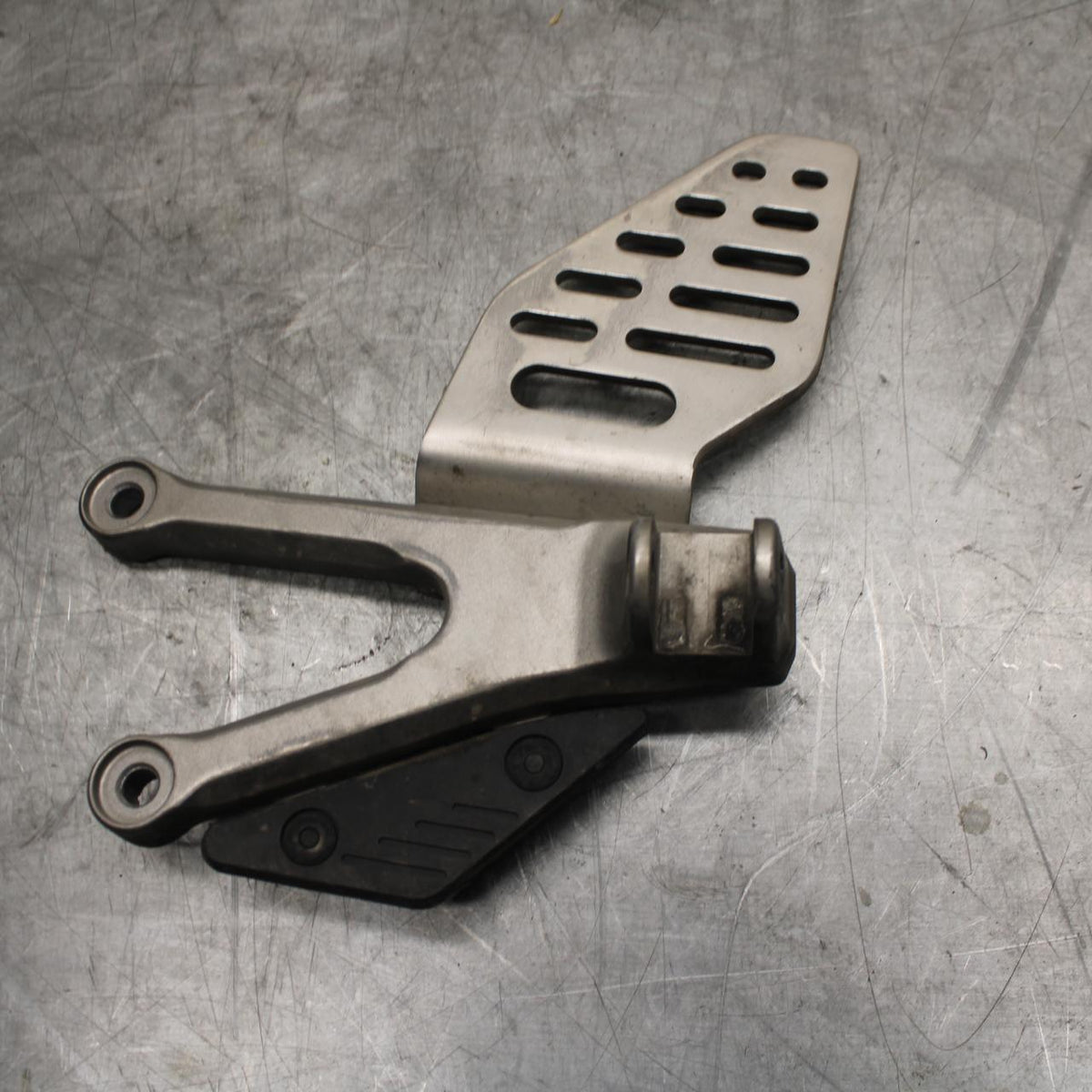 07 YAMAHA YZF R6 LEFT REARSET REAR SET DRIVER FOOT PEG BRACKET MOUNT BB495