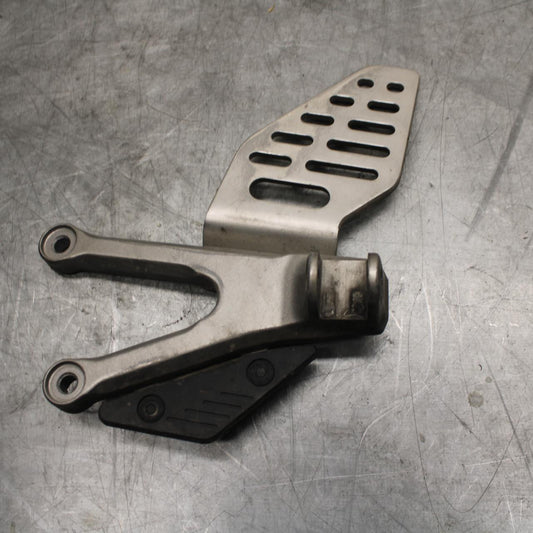 07 YAMAHA YZF R6 LEFT REARSET REAR SET DRIVER FOOT PEG BRACKET MOUNT BB495
