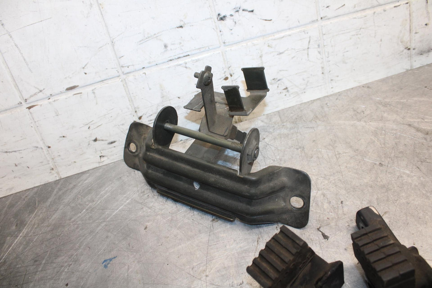 1998 Suzuki TL1000S GAS TANK FUEL CELL PETROL RESERVOIR BRACKET MOUNT BB508