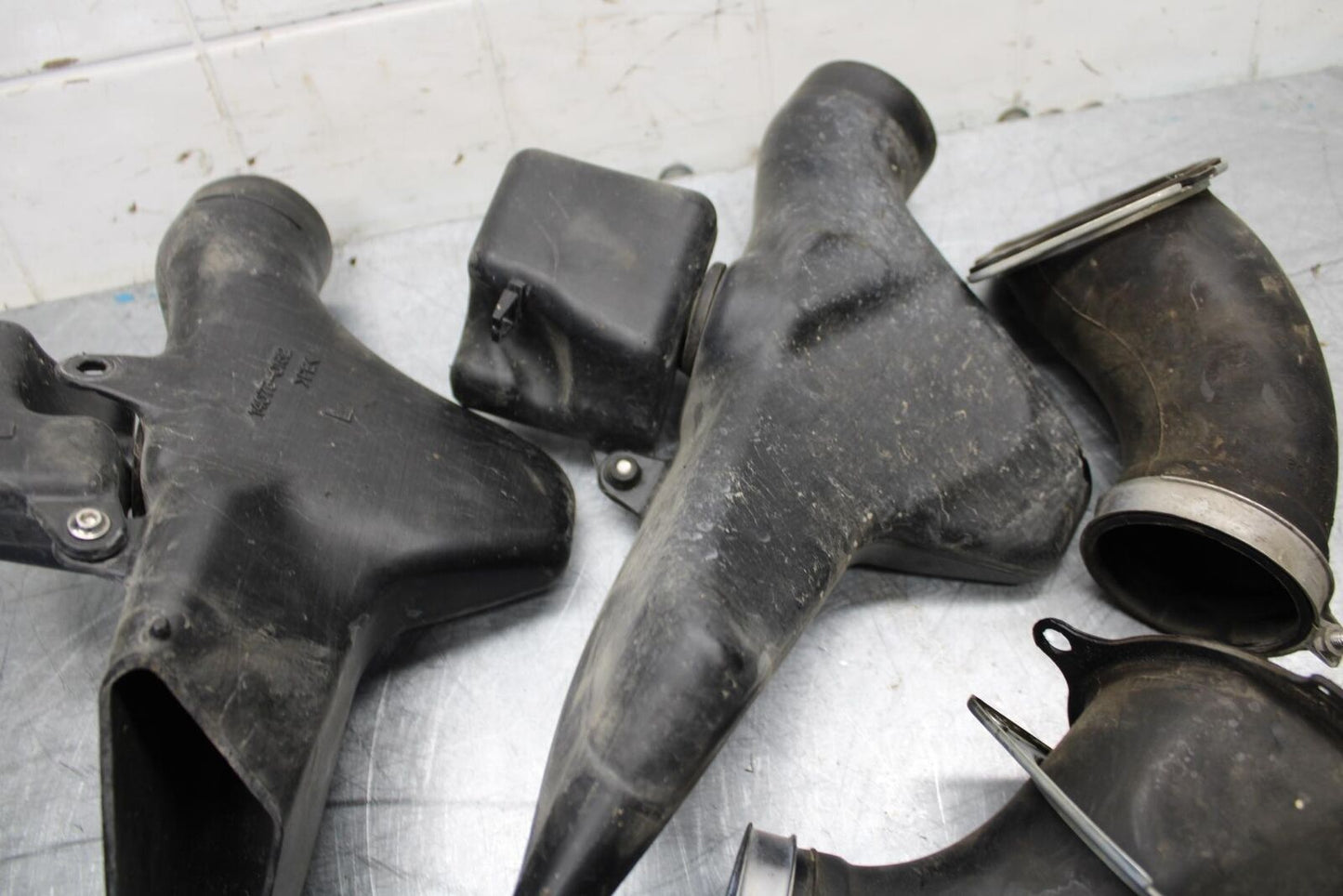 07-08 KAWASAKI CONCOURS 1400 ABS RIGHT LEFT AIR INTAKE DUCTS BB449