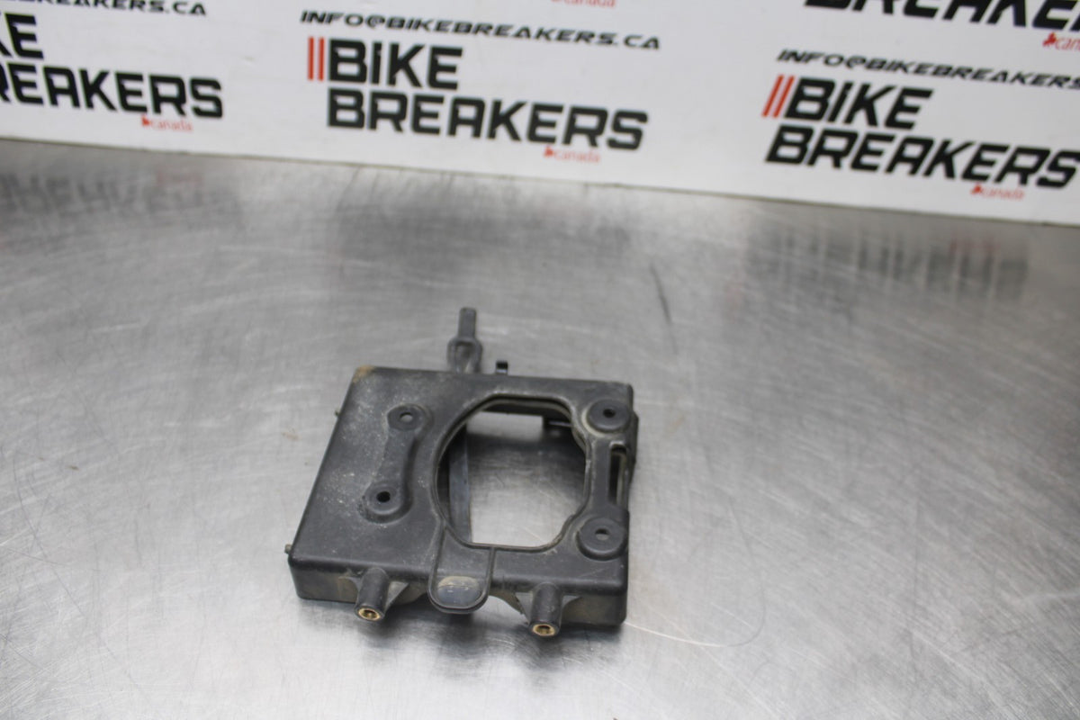 02 DUCATI MONSTER 620 REAR BACK TAIL UNDERTAIL BATTERY TRAY PLASTIC BB851