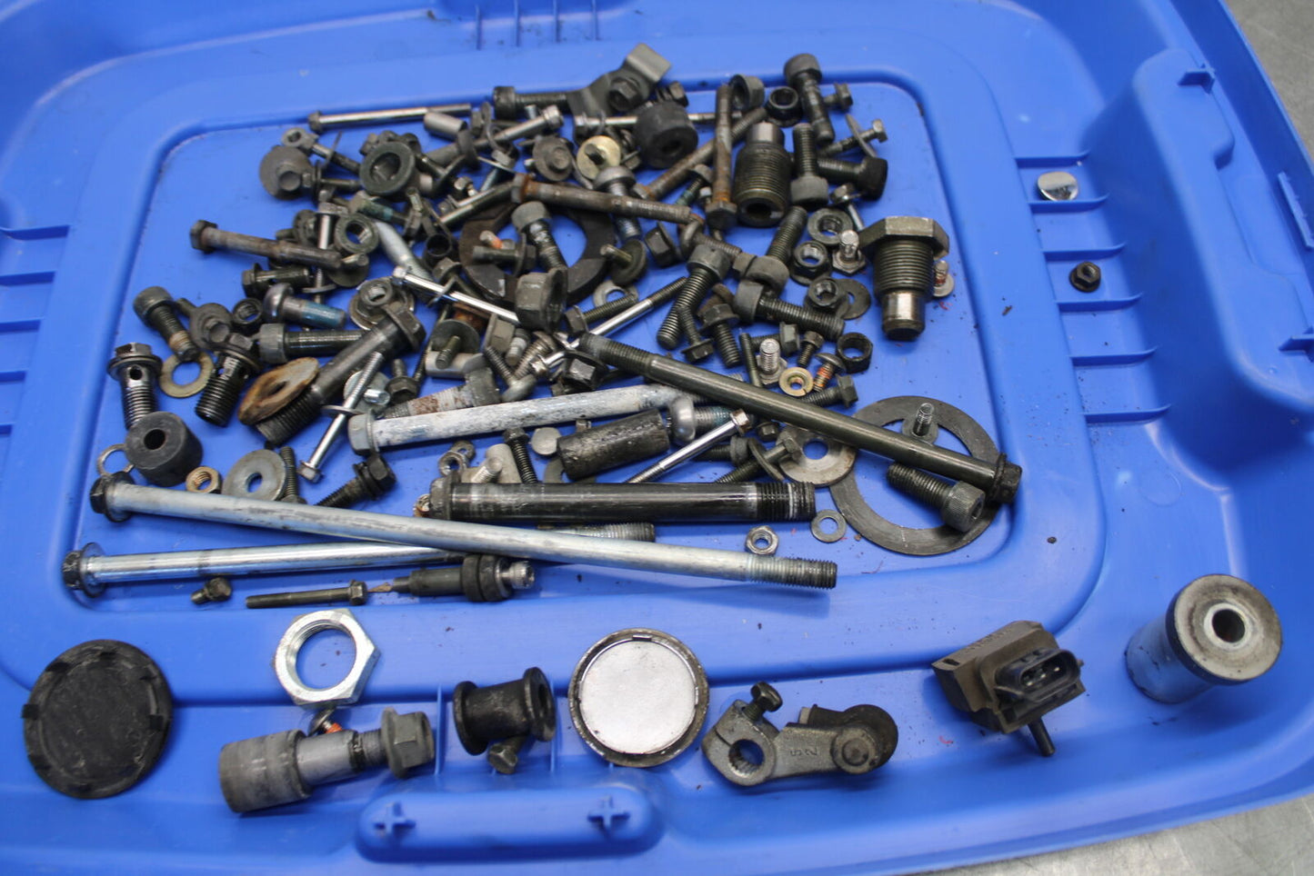 05-09 SUZUKI BOULEVARD C90 MOUNTING BOLTS HARDWARE MOTOR SCREWS BB692