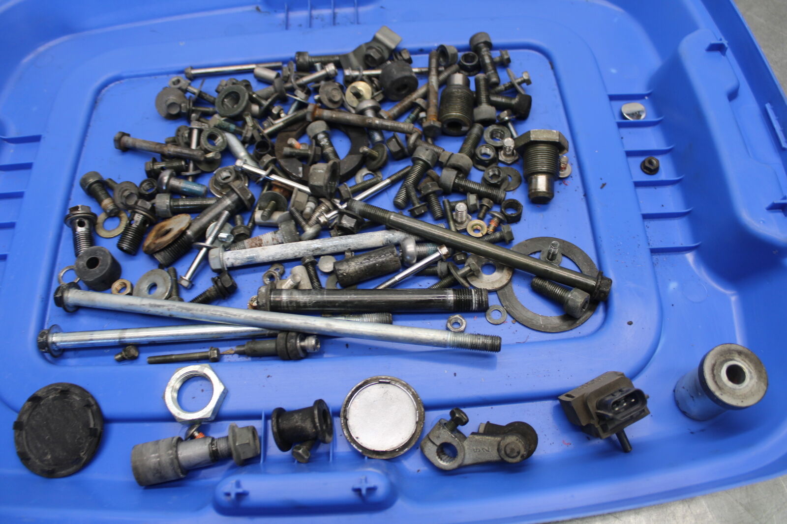 05-09 SUZUKI BOULEVARD C90 MOUNTING BOLTS HARDWARE MOTOR SCREWS BB692