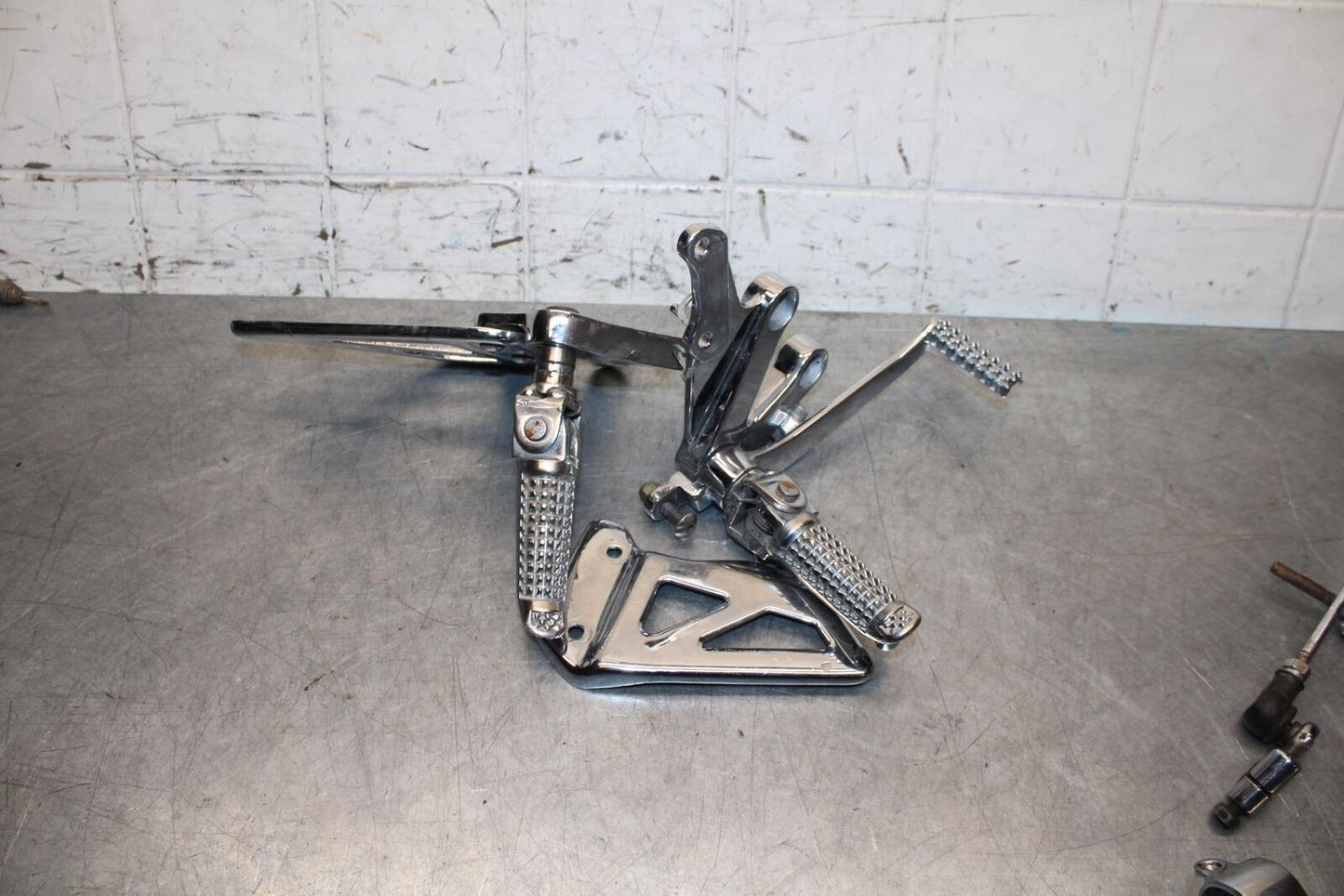 2001 Suzuki GSXR750 CHROME FRONT FOOT RESTS PEGS STEPS SET PAIR BB553