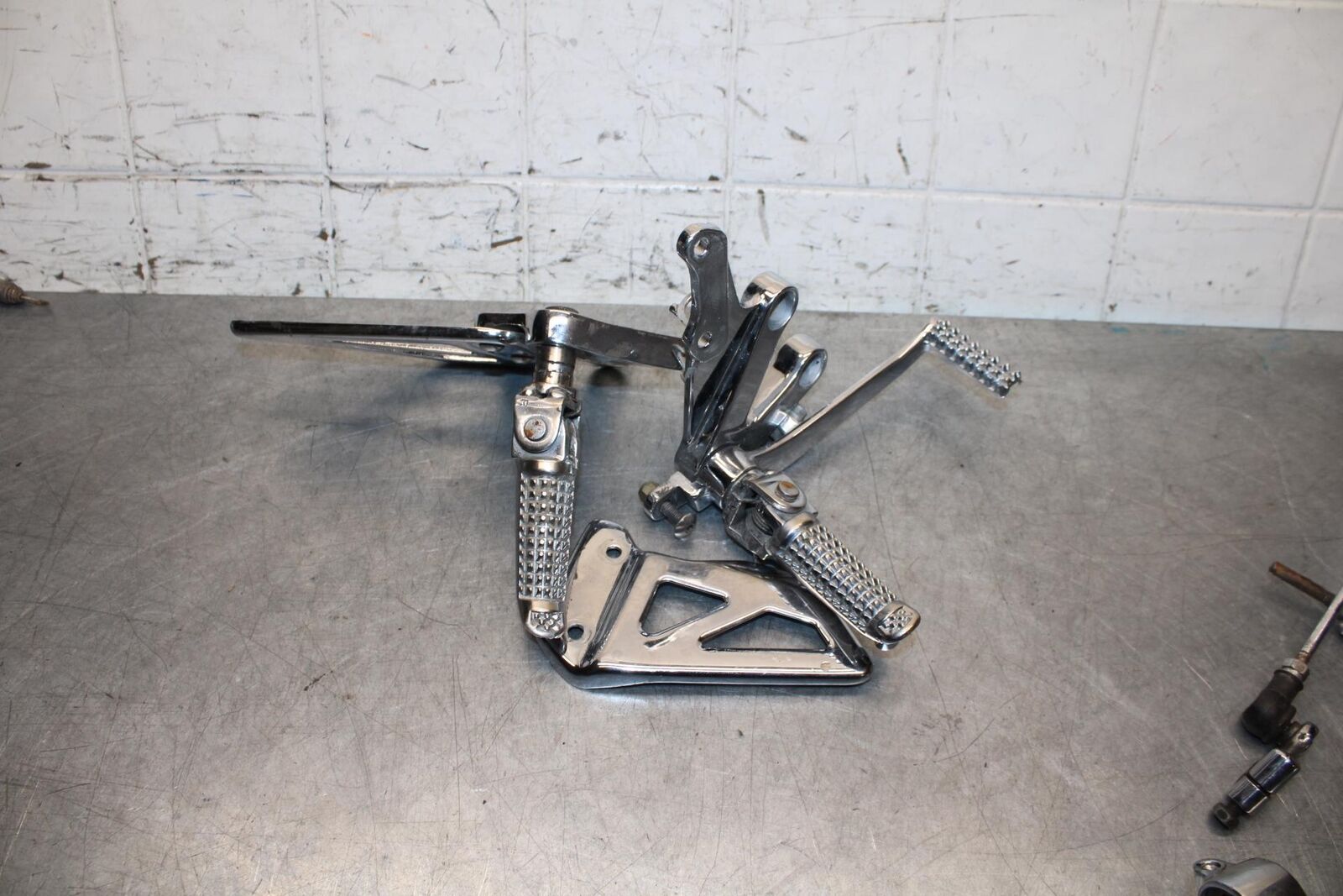 2001 Suzuki GSXR750 CHROME FRONT FOOT RESTS PEGS STEPS SET PAIR BB553