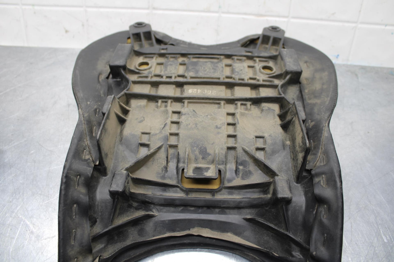 2007 Yamaha YZF R6 FRONT DRIVERS SEAT PAD SADDLE PILLION 2C0-24710-00-00 BB590