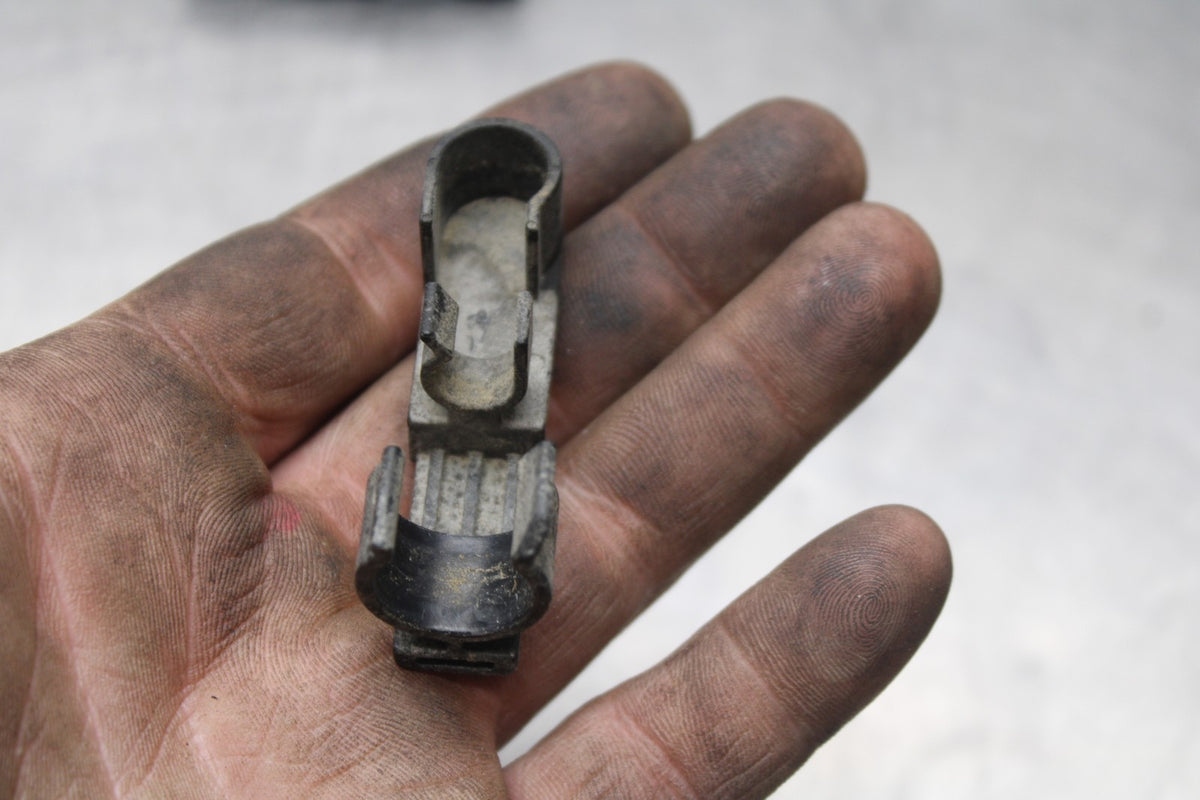 05 YAMAHA YZF R6 FUEL HOSE GAS LINE CLIP Does Not Apply BB858