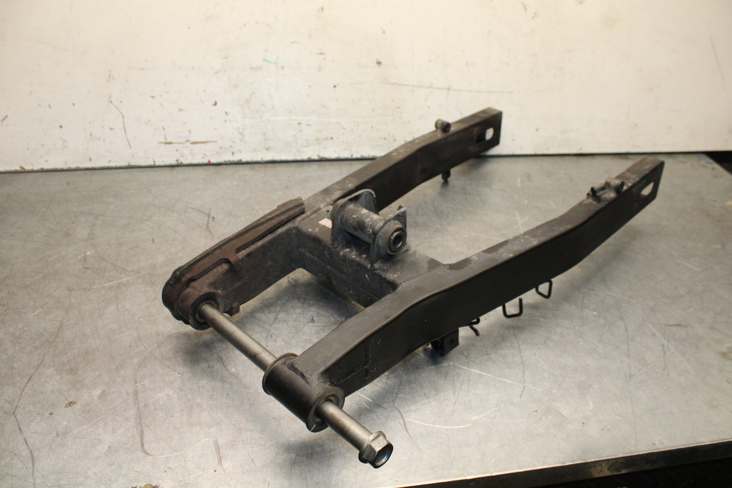 19-22 KAWASAKI Z400 REAR SWINGARM BACK SUSPENSION SWING ARM BB708