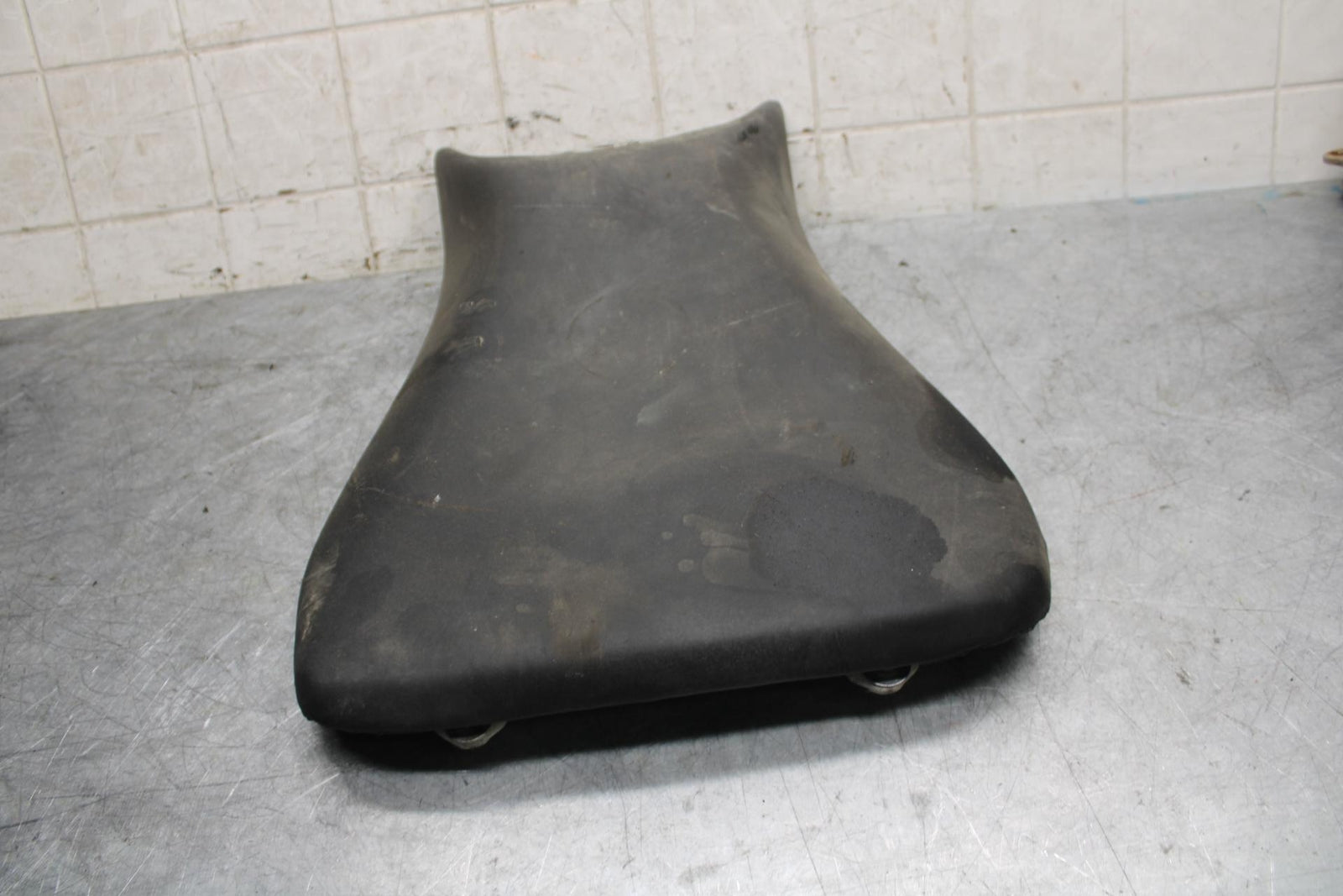 2003 Yamaha YZF R6 FRONT DRIVERS SEAT PAD SADDLE PILLION 5SL-24710-00-00 BB539