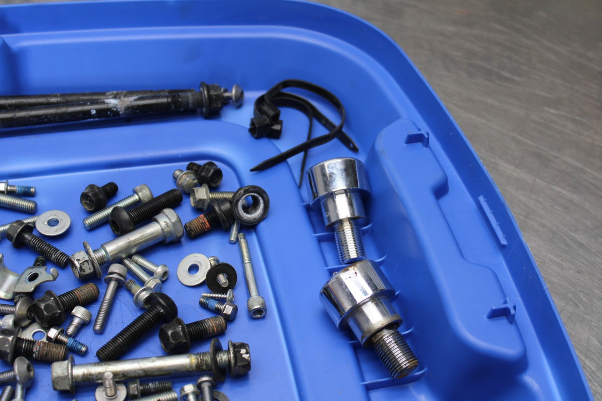 09 YAMAHA V STAR 950 MOUNTING BOLTS HARDWARE MOTOR SCREWS BB172